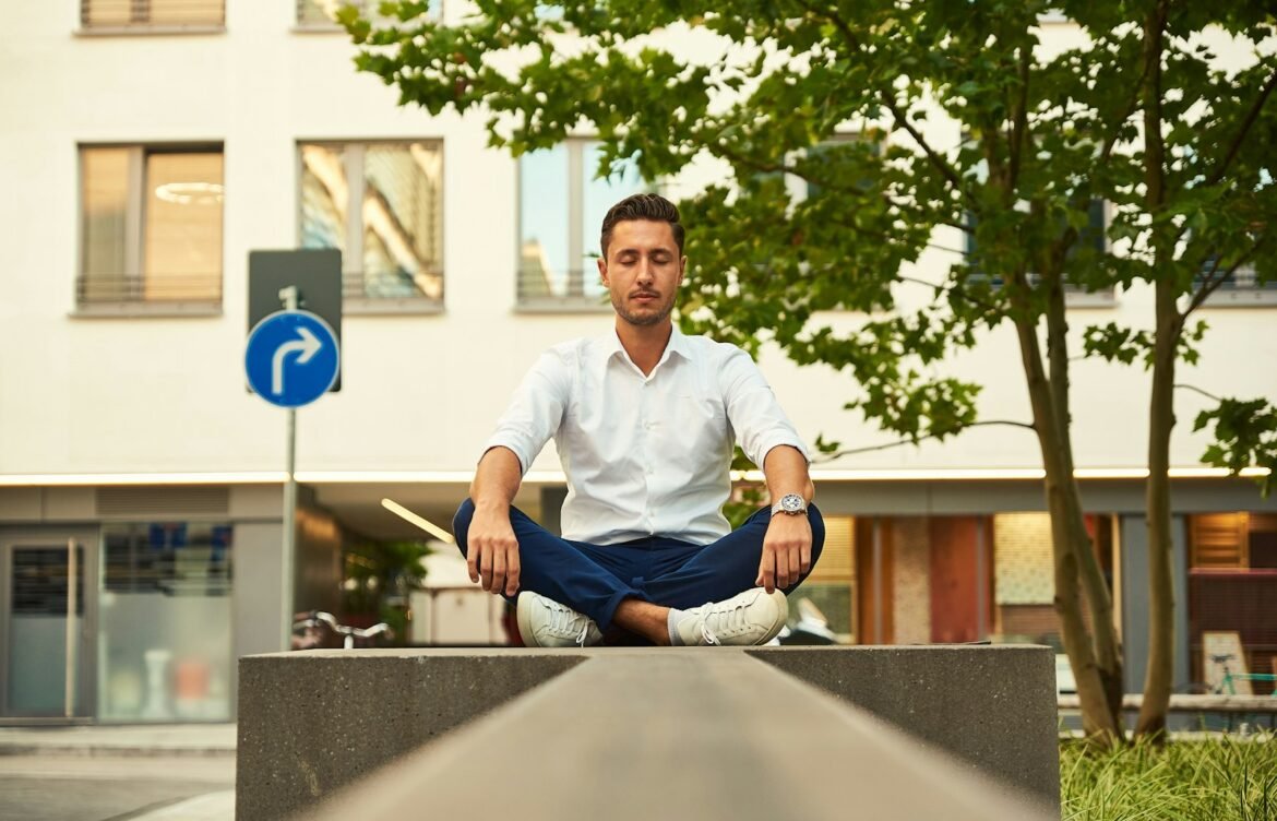 How Meditation Reduces Cravings and Controls Overeating Naturally
