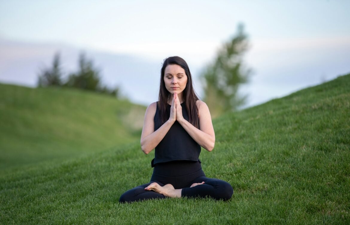 How Meditation Reduces Cravings and Controls Overeating
