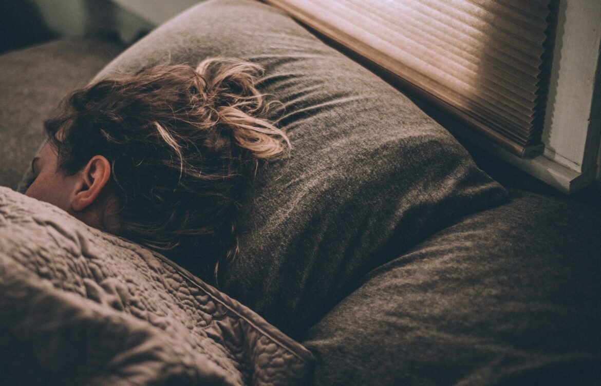 How Sleep Affects Weight Loss and Mental Health Naturally
